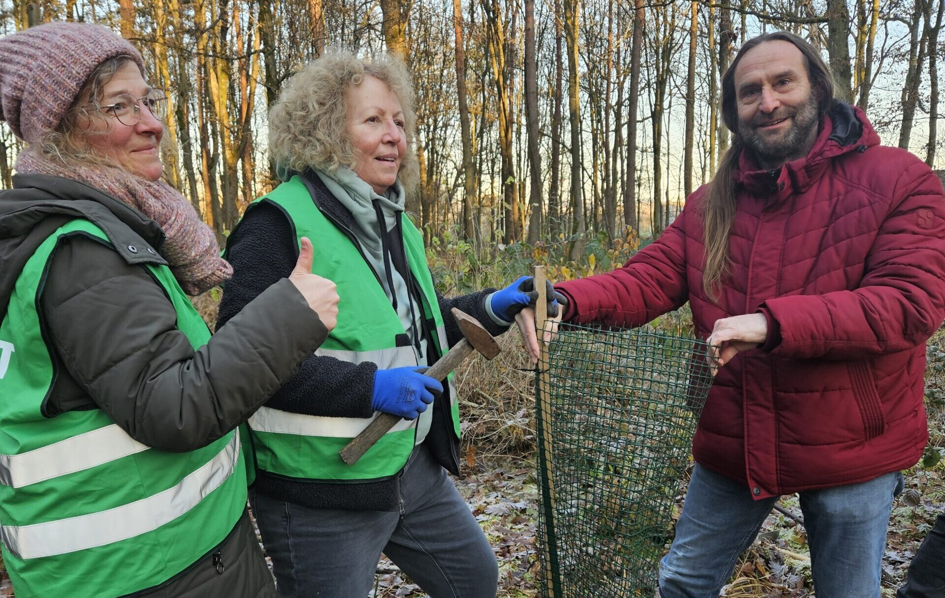 Christina Siebert, Marion Braun und Peter Matl stehen am frisch gepflanzten Baum