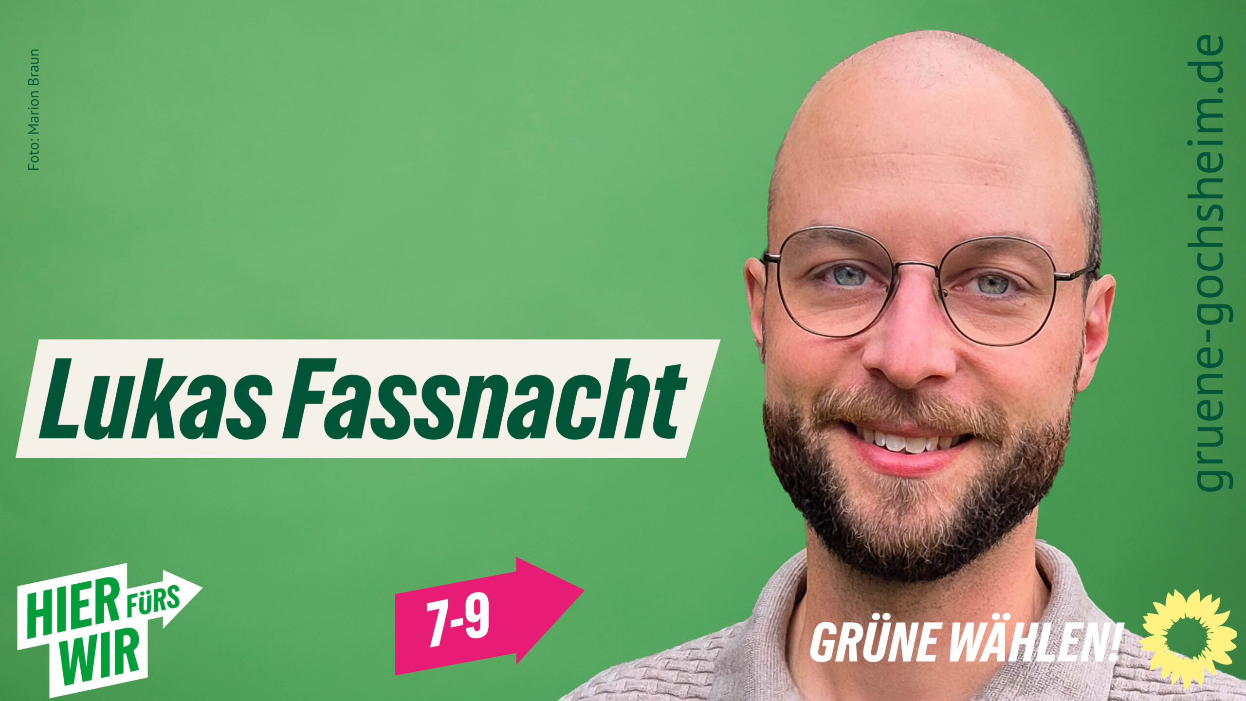 Lukas Fassnacht, freigestellt vor grünem Hintergrund, mit Aufforderung "Grüne wählen"