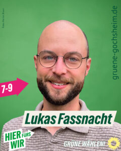 Lukas Fassnacht, freigestellt vor grünem Hintergrund, mit Aufforderung "Grüne wählen"