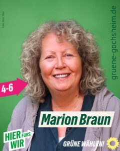 Marion Braun, freigestellt vor grünem Hintergrund, mit Aufforderung "Grüne wählen"